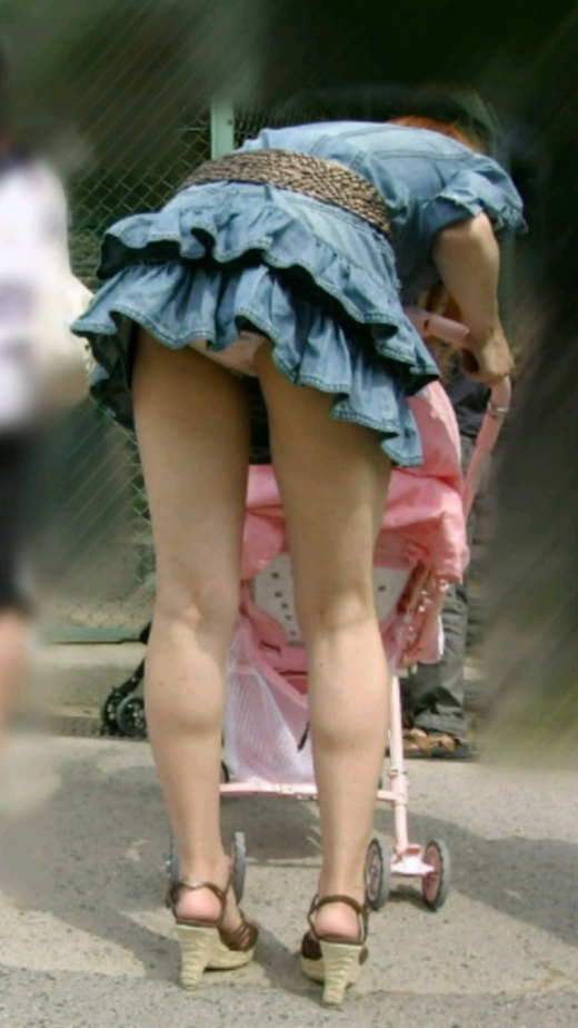 人妻パンチラエロ画像 ミニスカ子連れママのパンツを隠し撮り とにかく股間が無防備すぎるｗｗｗ エロ画像チョイス