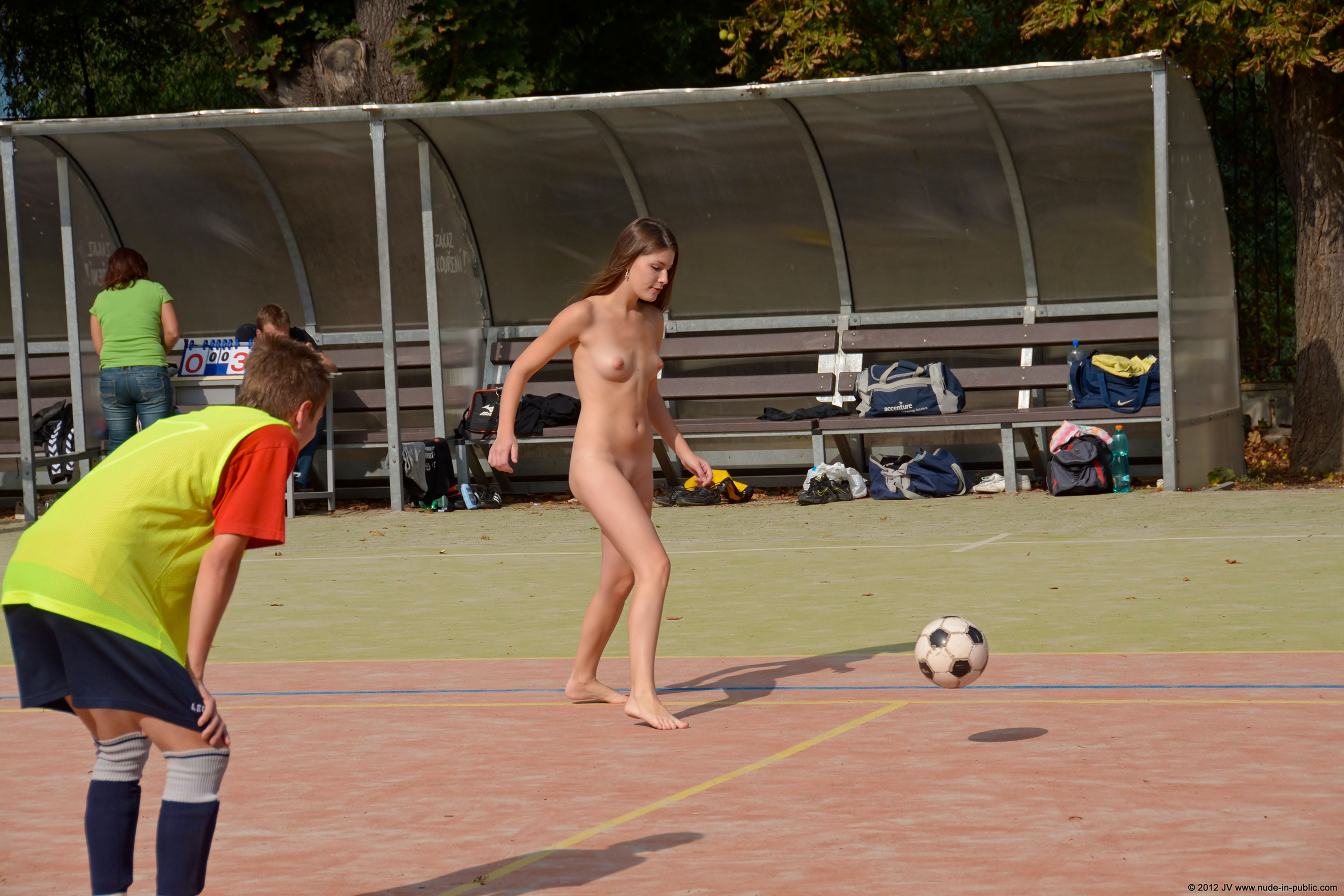 全裸でサッカーを楽しんでる海外美女！