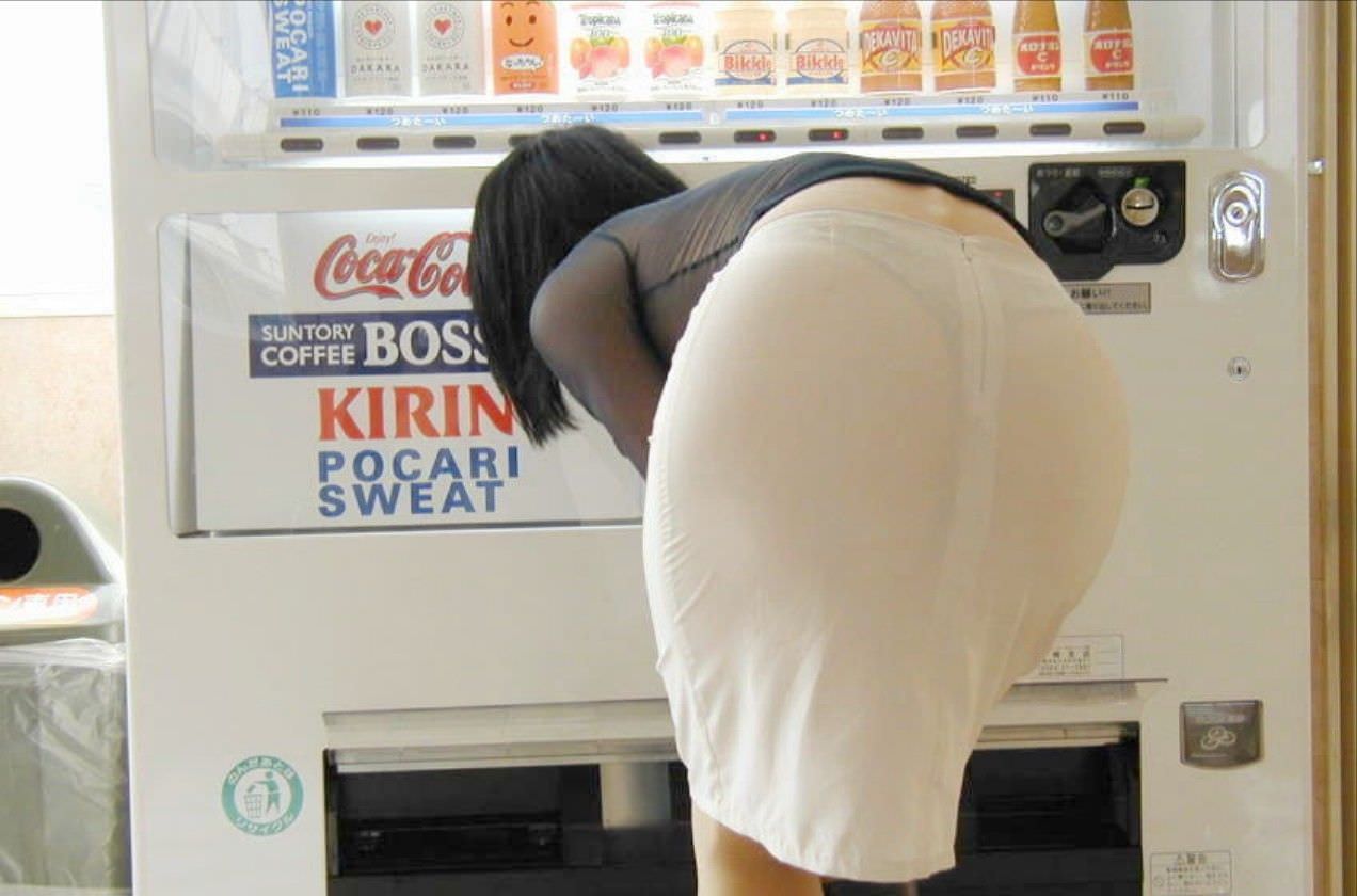 自販機でジュースを買う透けパンお姉さん！