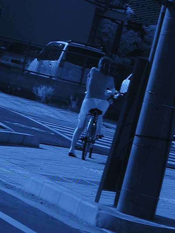 自転車に乗ってる女性を狙って赤外線カメラで覗く！
