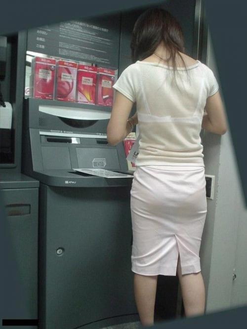 ATMの前で透けブラしてるお姉さんを盗撮！