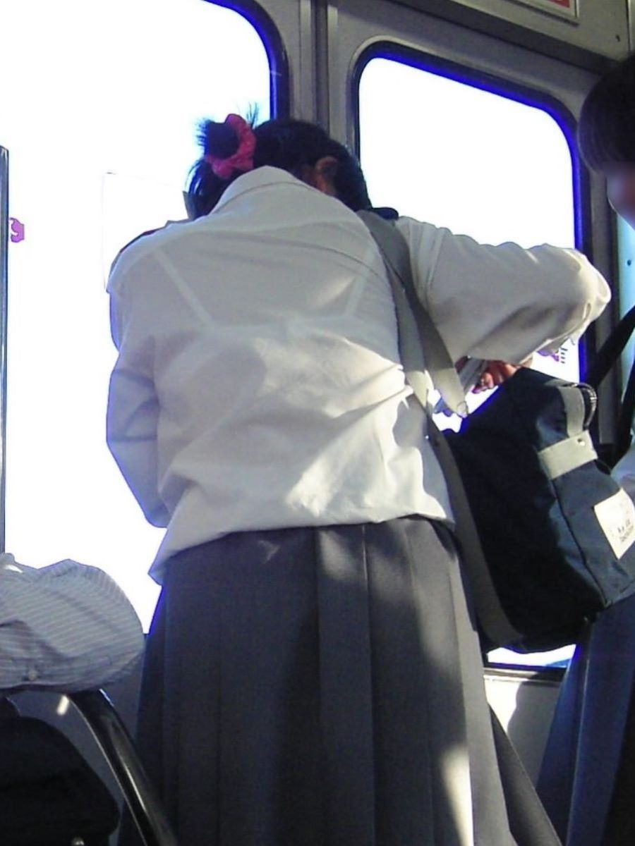 電車内で女子校生の透けブラを隠し撮り！