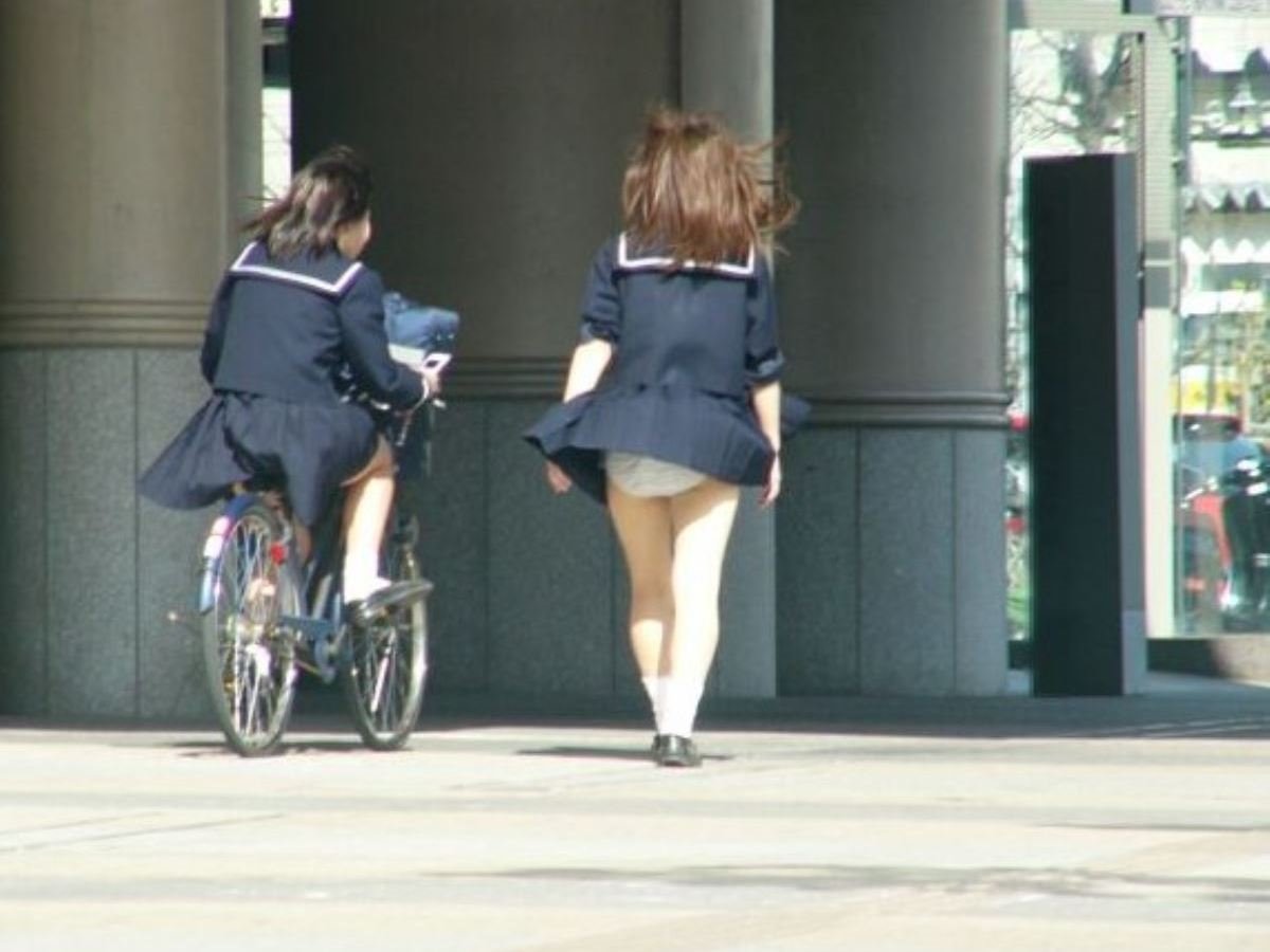 風のイタズラで、女子校生のパンツが拝めました！