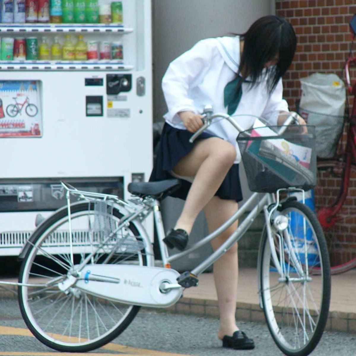 女子校生が自転車に乗る瞬間にパンチラ！