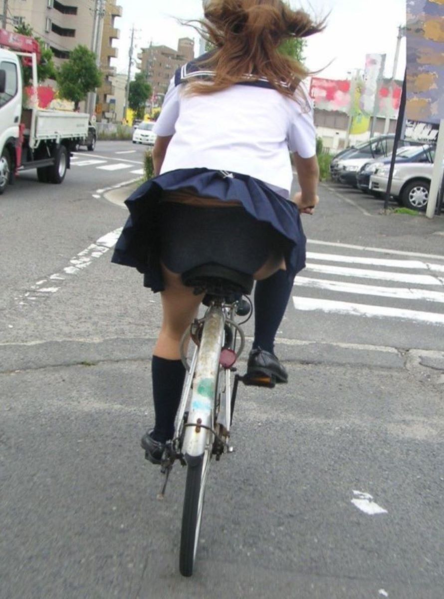 自転車通学する女子校生の大胆パンチラ！