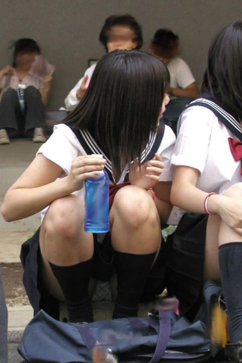 地べたに座るミニスカ女子校生の股間を隠し撮り！