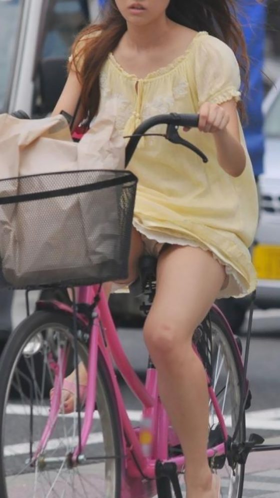 スカートで自転車に乗った女子の股間を隠し撮り！