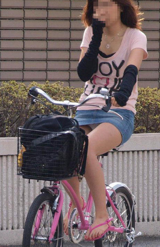 ミニスカートの素人を街撮りした自転車パンチラ！