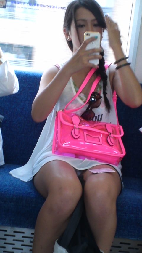 電車内で完全に油断してるミニスカ女性のパンチラ！