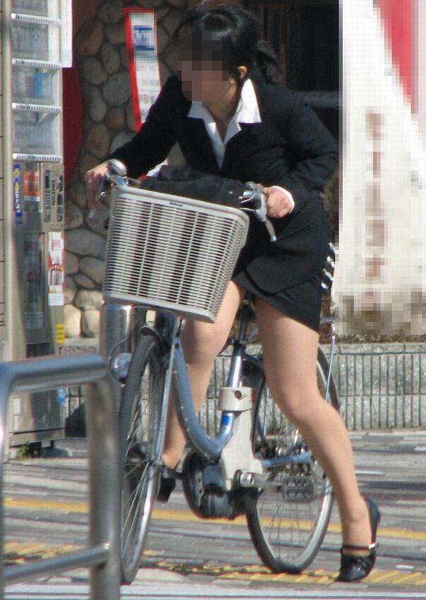 自転車に乗るタイトスカートのOLを堪能！