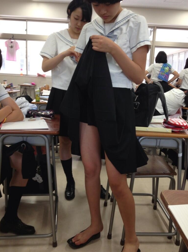 教室でスカートをたくし上げて生足美脚を晒してる！