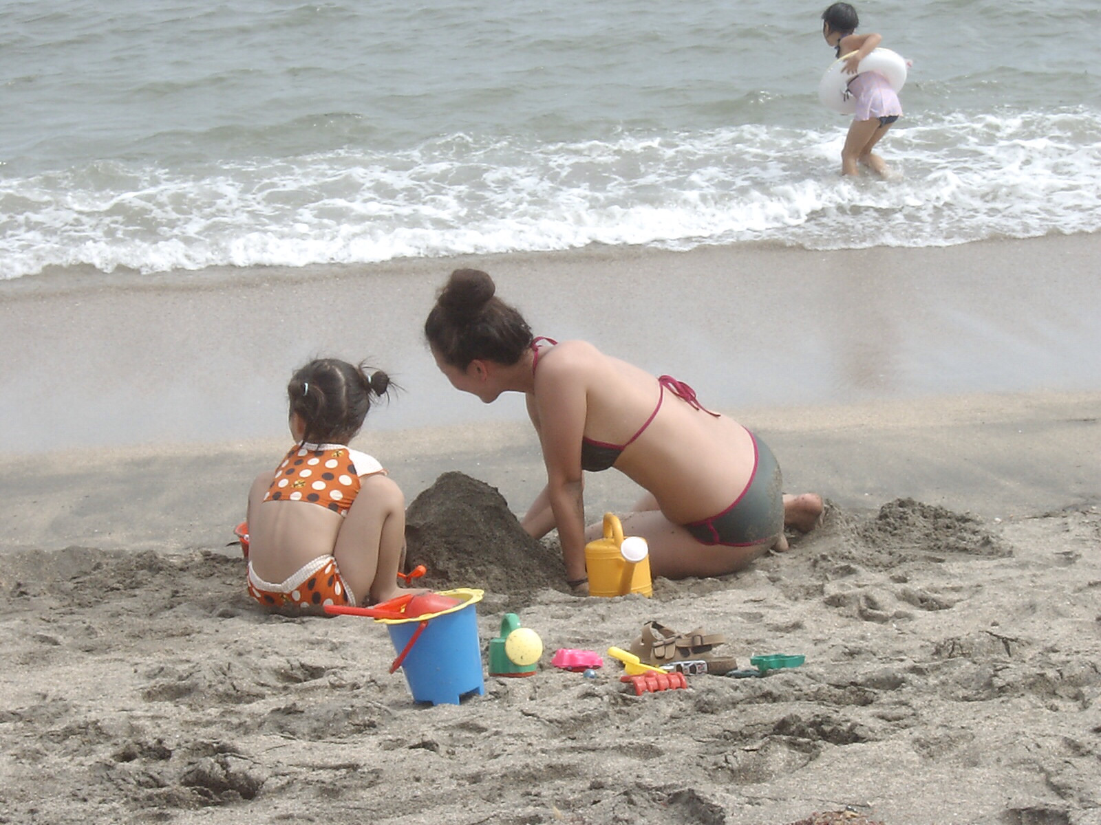 子供と砂遊びするビキニ水着の奥様を隠し撮り！