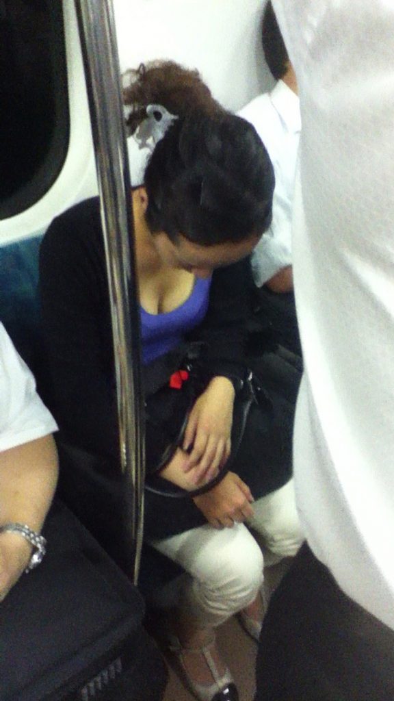 電車内で居眠りする美女を見つけて胸チラ盗撮！