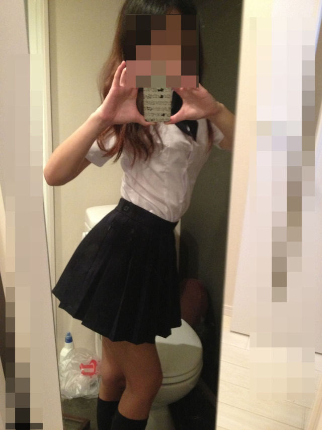 トイレで自撮りするギャル系の制服女子校生！