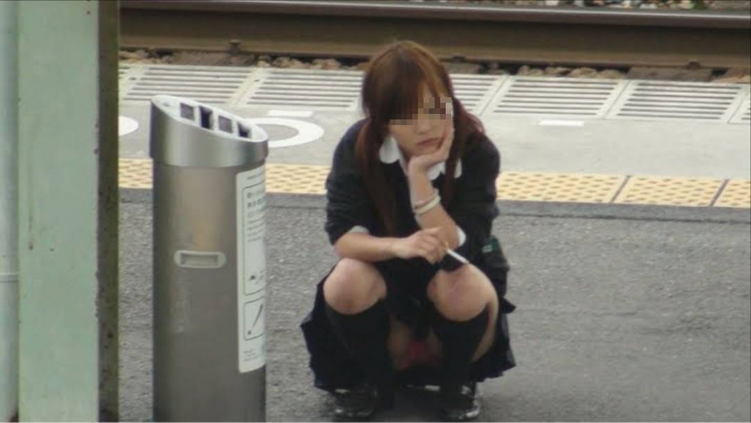 駅ホームで真正面から女子校生のパンチラ隠し撮り！