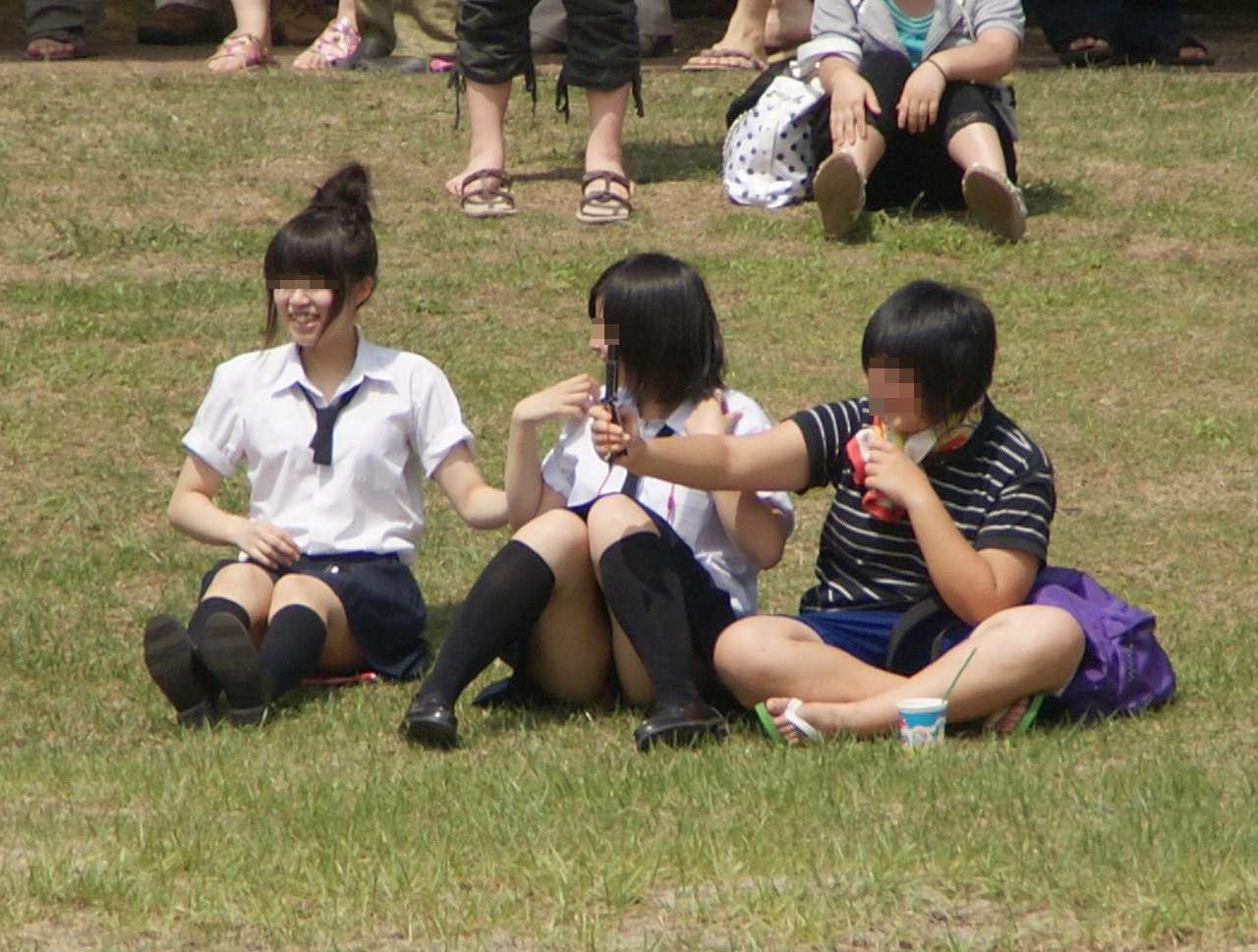 芝生の上でパンチラしてる女子校生を見つけて盗撮！