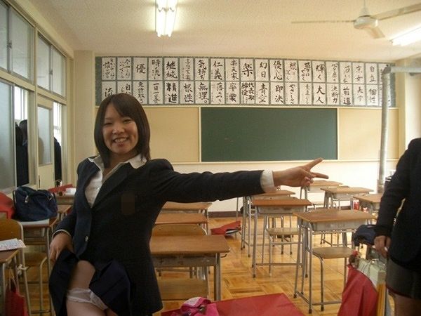 教室で純白パンティーを晒してる可愛い女子校生！
