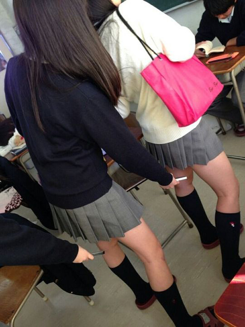 スマホで同級生のスカート内を盗撮しております！