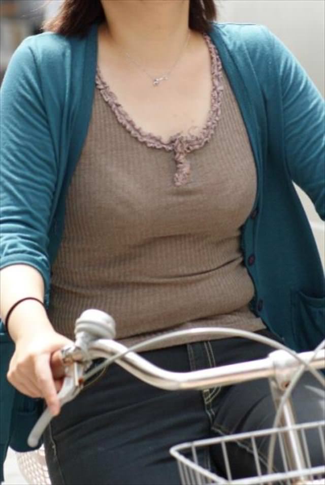 自転車に乗ってる人妻の着衣巨乳が気になる！