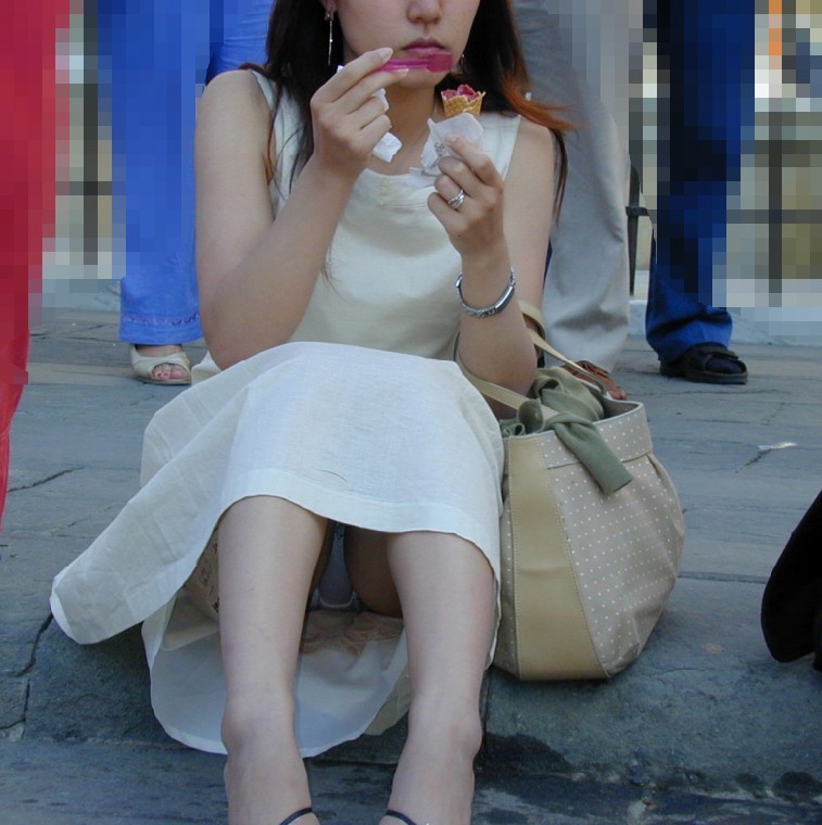 アイスを食べてる女性のスカートの中が丸見え！