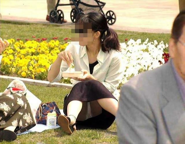 公園で地面に座り込んでいる熟女の下着を隠し撮り！