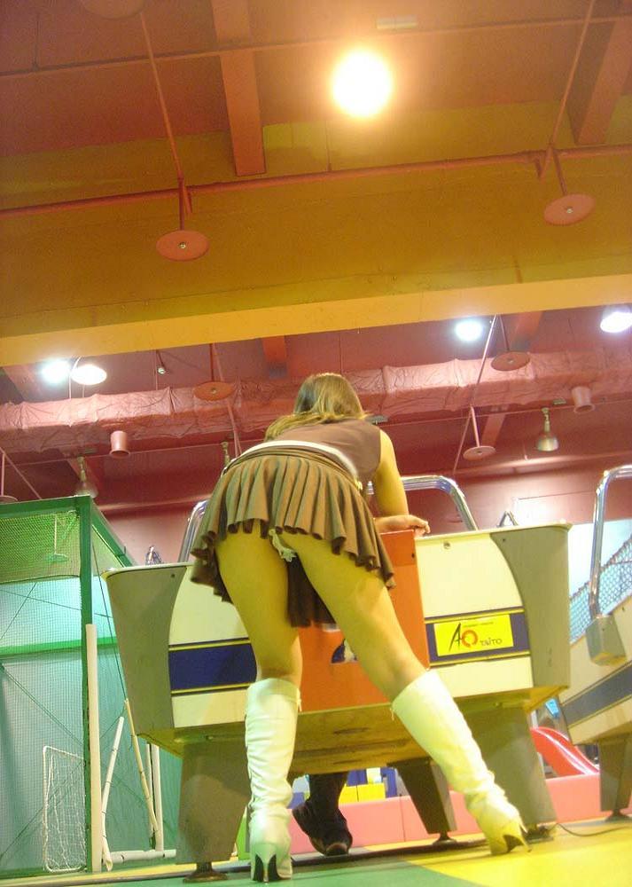 ゲームセンターでスカート内をローアングル撮影！