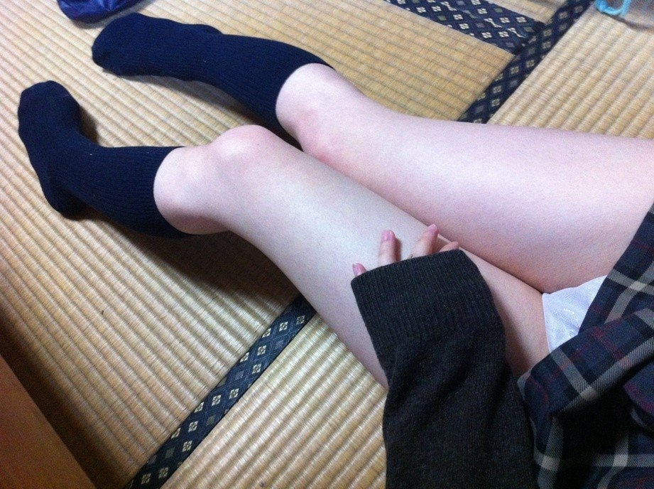 生足美脚とパンツを自撮りしてる女子校生！