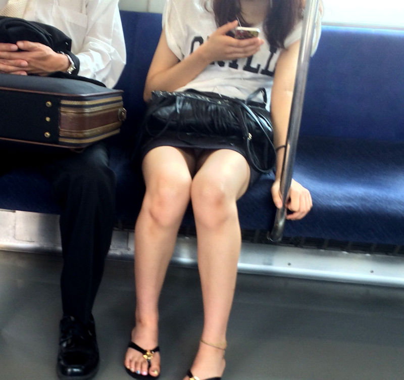 電車でスリム美脚が気になる女性のパンチラ！