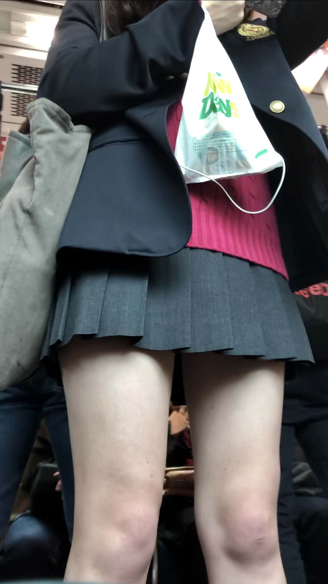 短いスカートの女子校生の生足に釘付けになる！