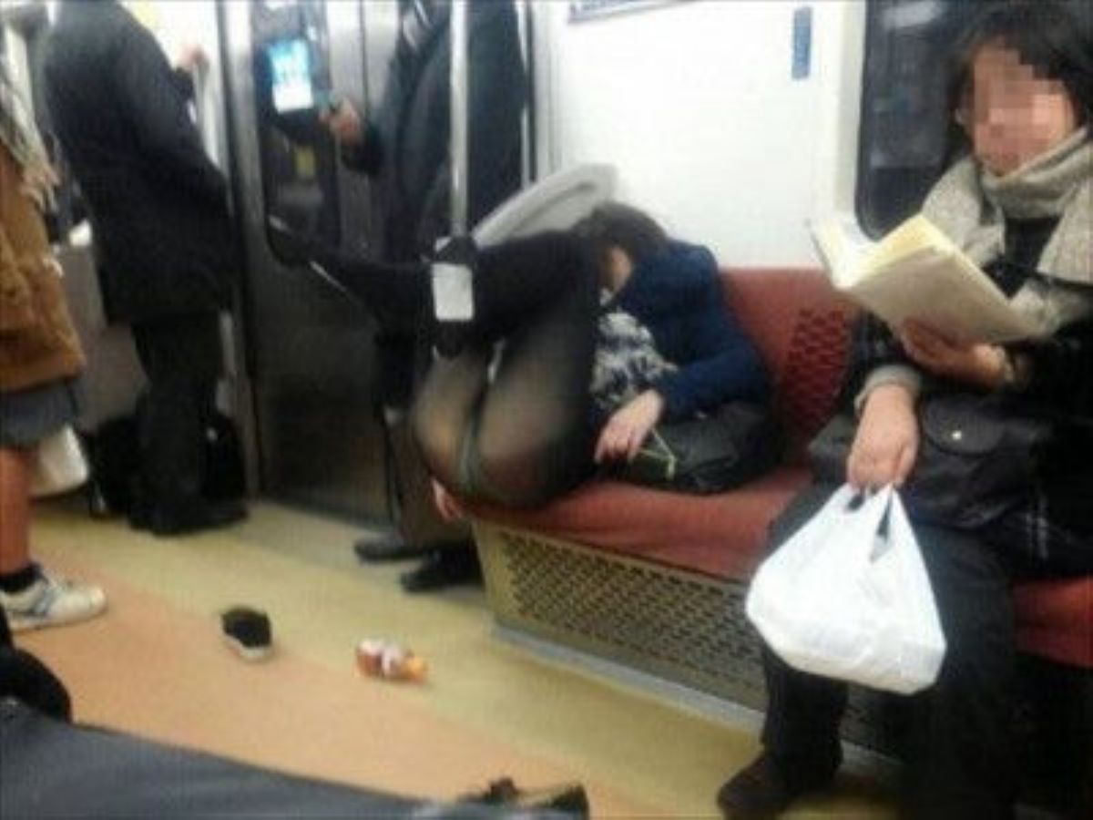 電車内でもの凄い格好でパンチラしてる素人娘を発見！