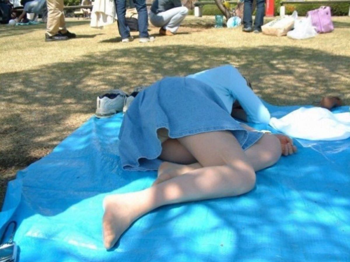 公園で飲みすぎて下着を見せながら熟睡してる！