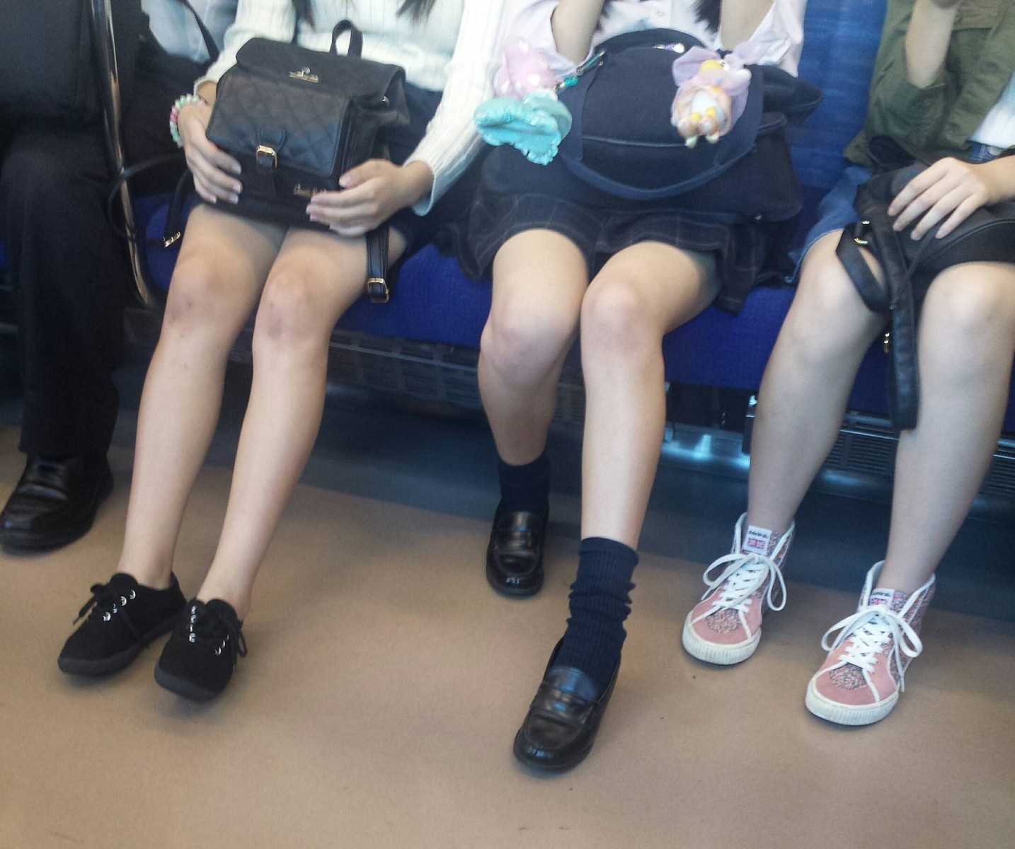 電車の中で見かける女子校生の美脚は格別！