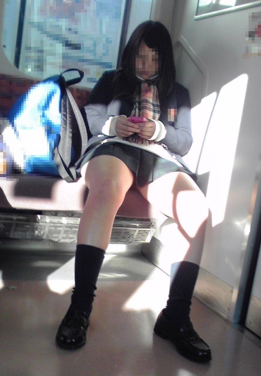 電車内の女子校生のムチムチ太腿がヤベェ！