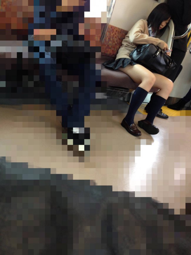 電車の中にいた女子校生の美脚がもの凄くエロい！