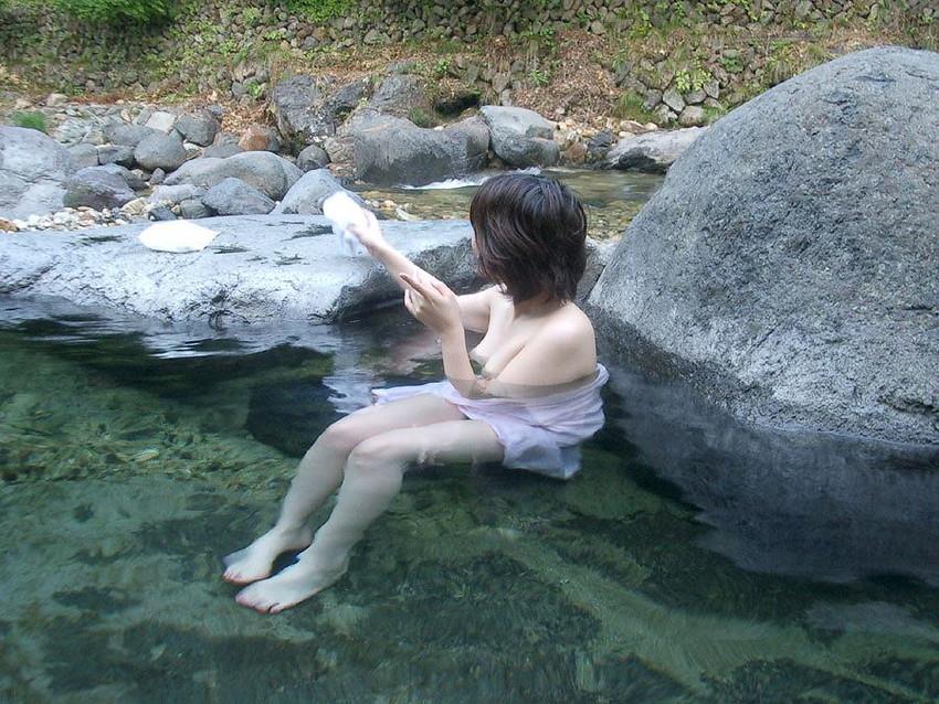 巨乳素人女性が露天風呂を満喫してる！
