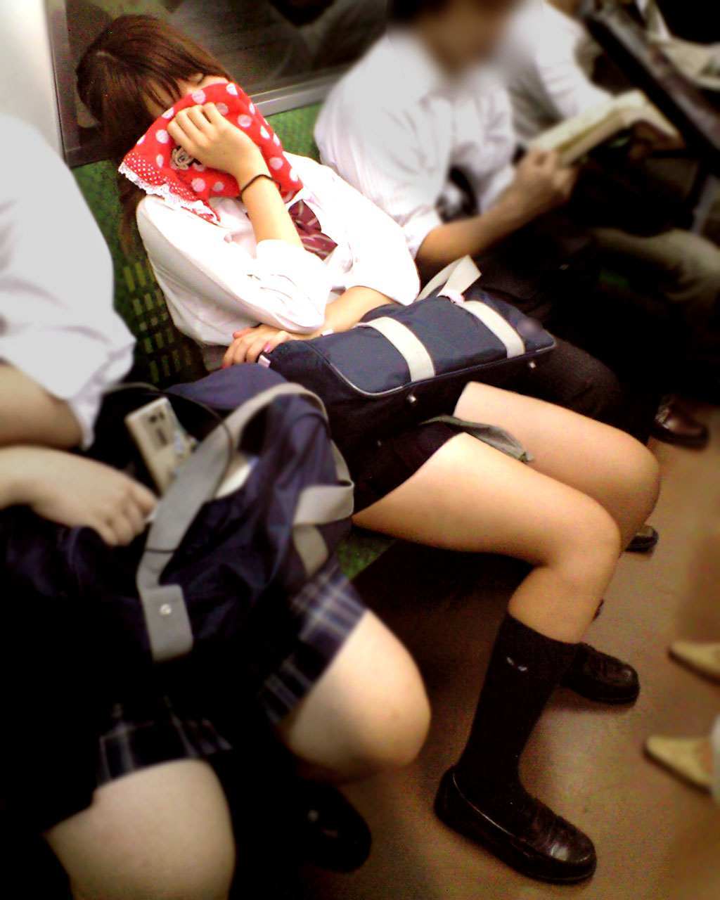 電車内で寝てる美脚女子校生をこっそり撮影！