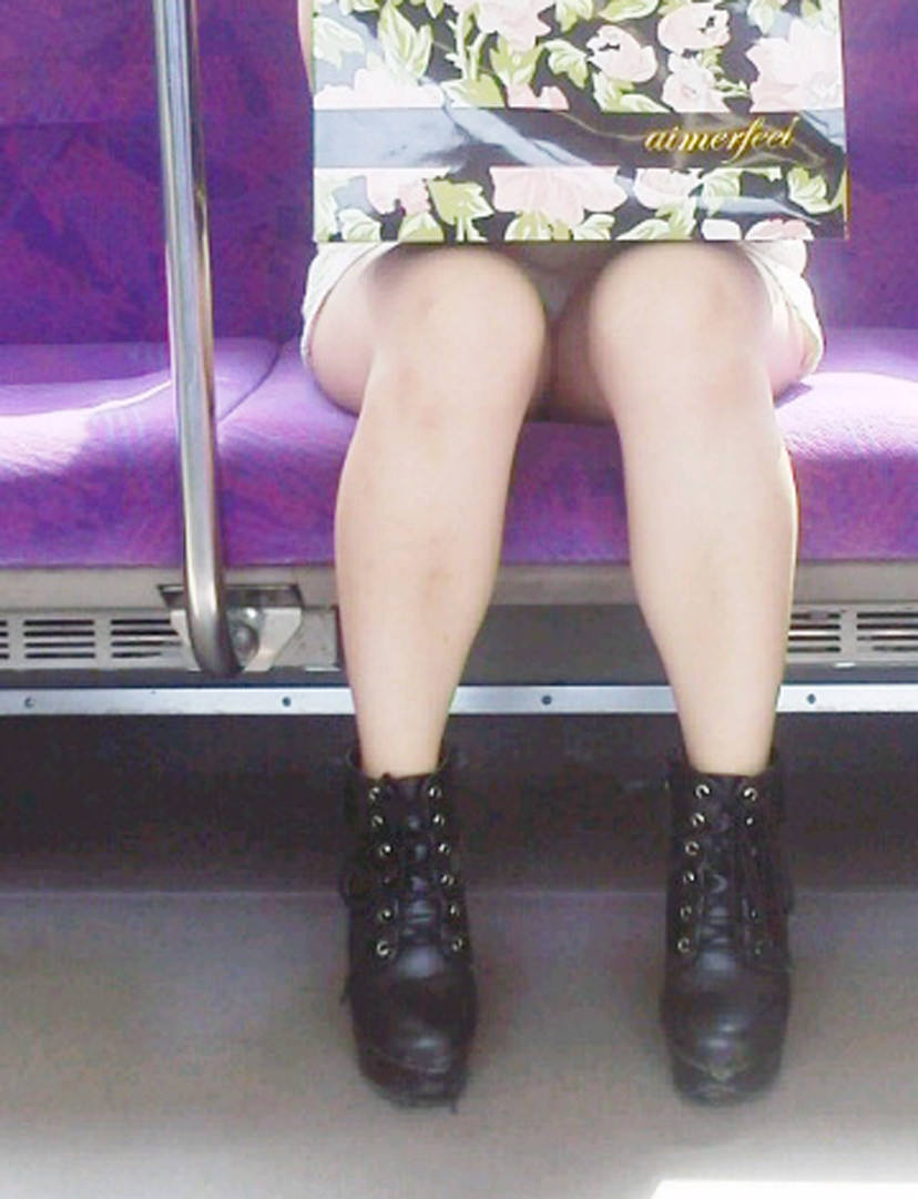 電車に乗ったらミニスカートの女の前に座るべし！