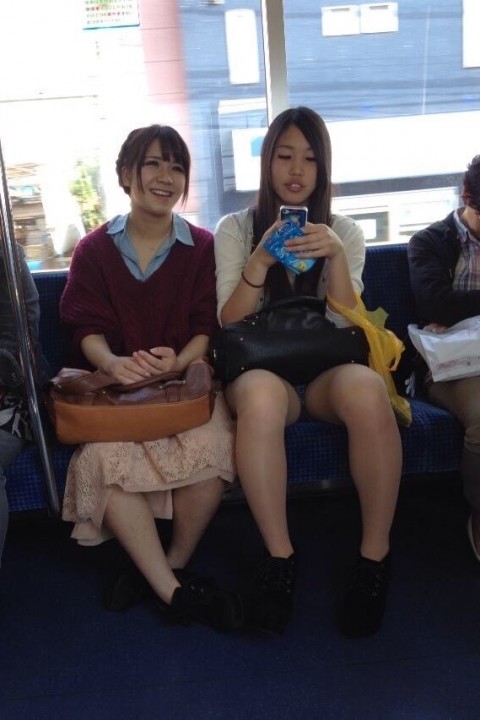 電車内の正面席からの素人女性のパンツ眺める！