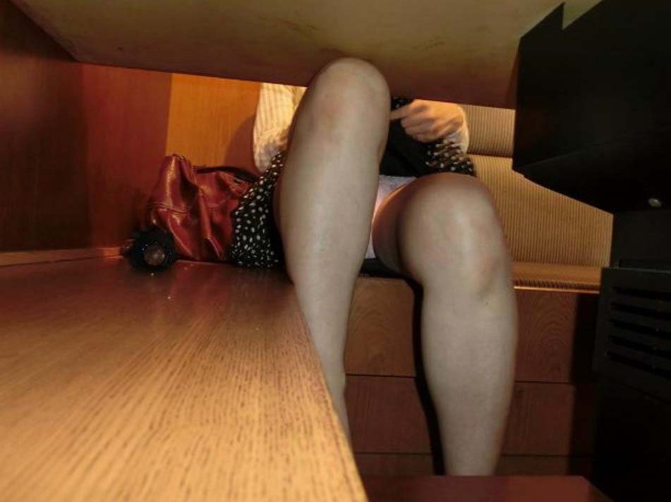 テーブルの下から覗きたくりますね！