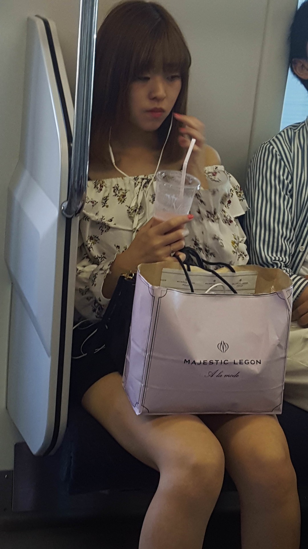 電車の中で極上美脚の激カワお姉さんを盗撮！