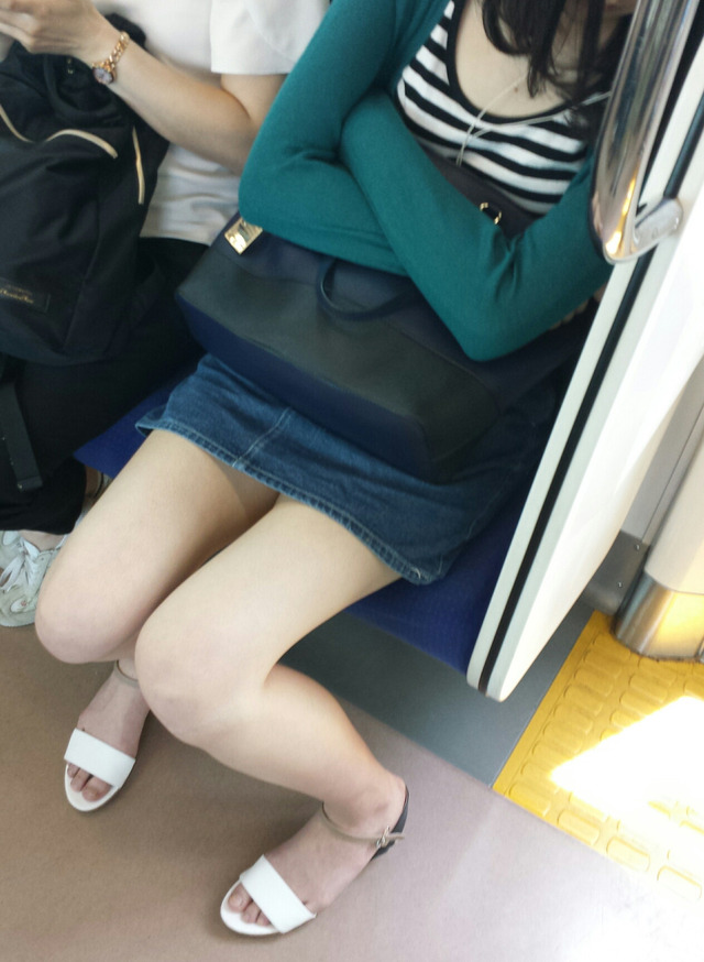 電車で発見したミニスカ美脚お姉さんを盗撮！