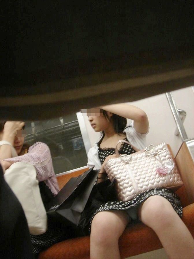 激カワな女の子が電車内でパンツを晒す！