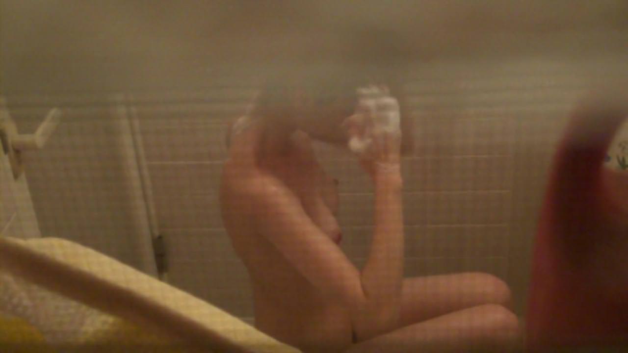 風呂場で無防備な裸体を隠し撮り！