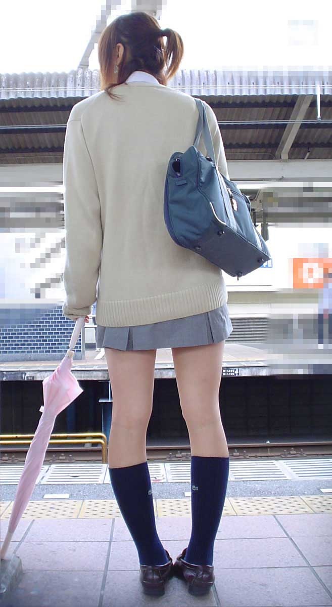 駅で女子校生の背後から美脚を隠し撮り！