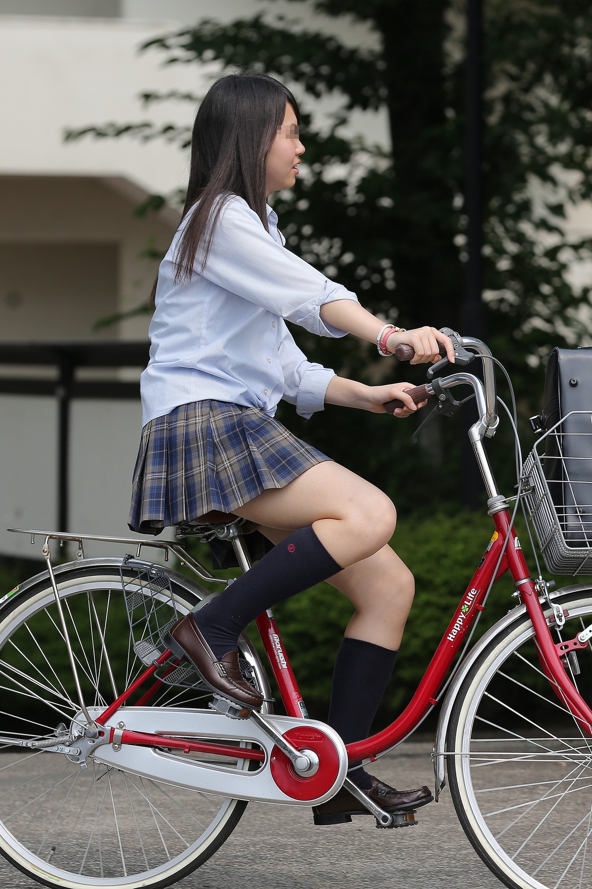 自転車通学する女子校生を盗撮してみた！