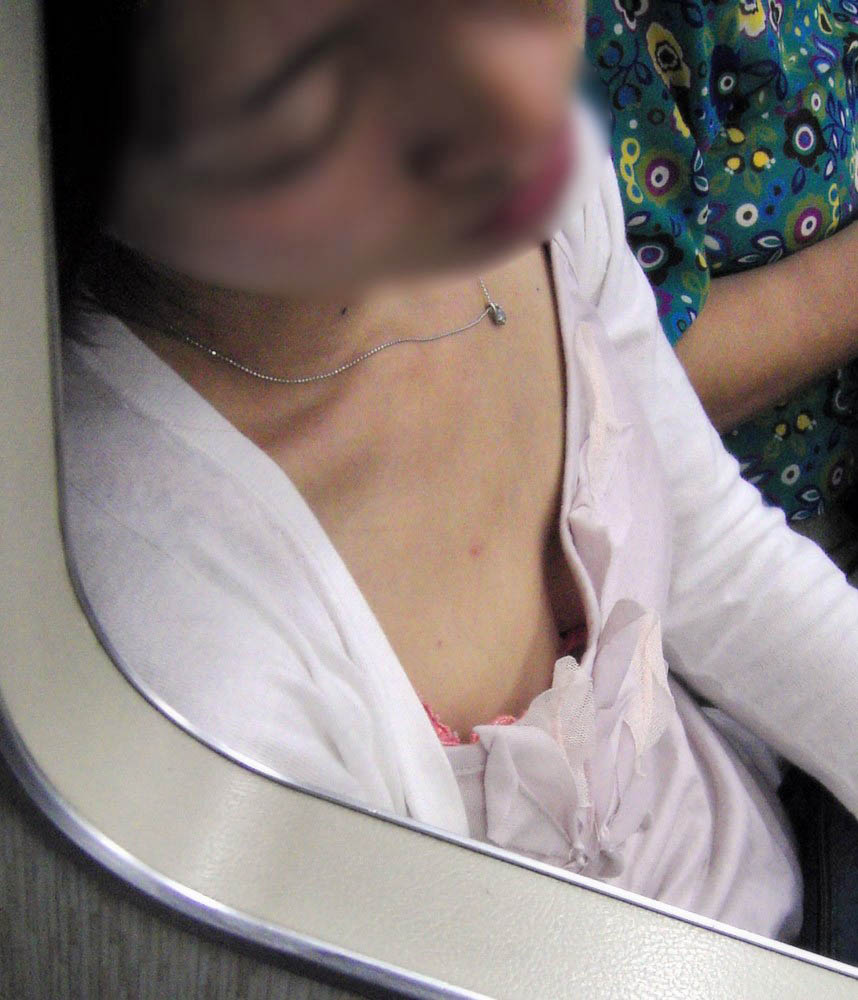 電車で寝てる女性の胸元をガン見する！