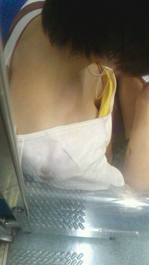 電車内でナイスな胸チラが見れて幸せ！