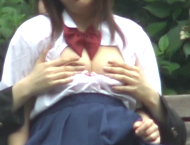 公園で女子校生が乳首を弄られてる姿を隠し撮り！