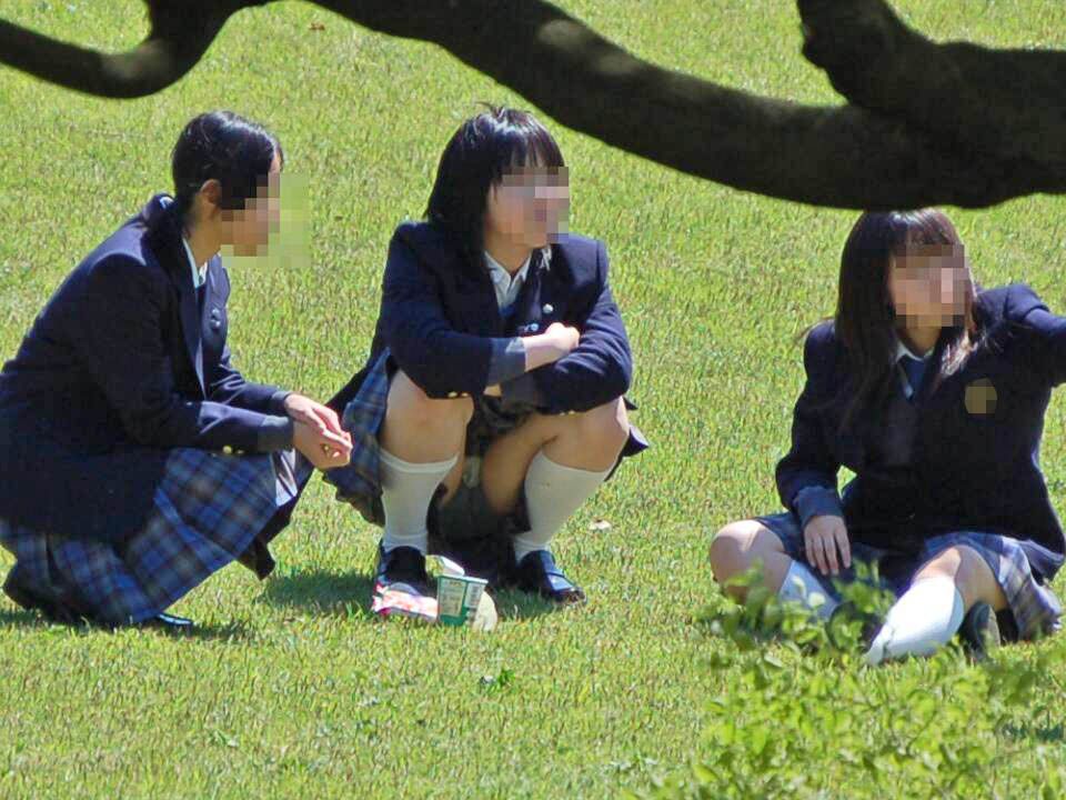 公園で寛いでいる女子校生たちを隠し撮り！