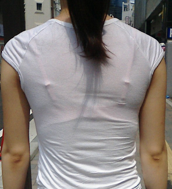 Tシャツから透けてるピンク下着を接写撮り！